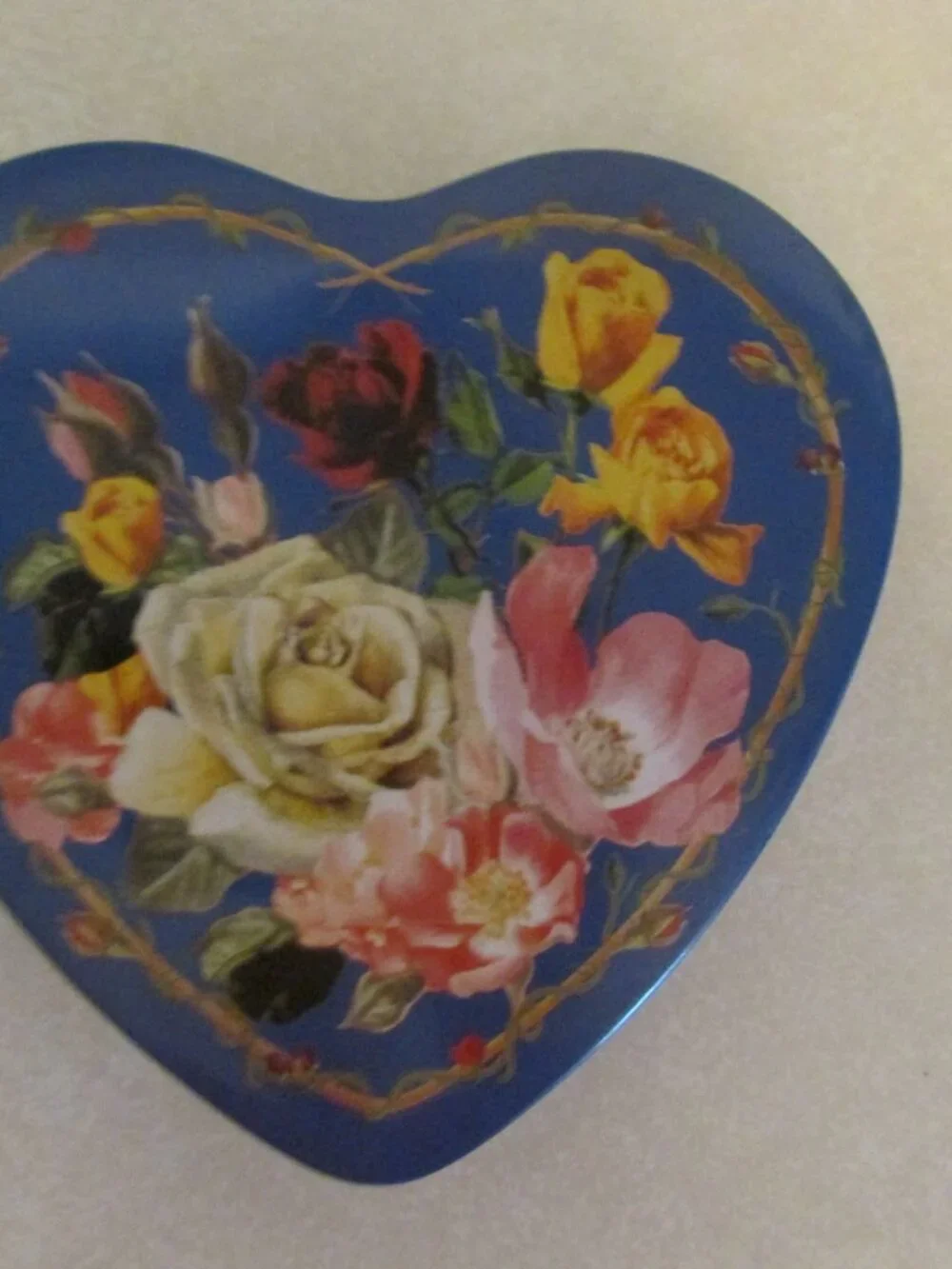 TIN CONTAINER BLUE HEART SHAPE with FLORAL ROSES LID TRINKET BOX GRANNYCORE VICT
